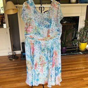 Lovely Adrianna Papell lines short sleeve dress.